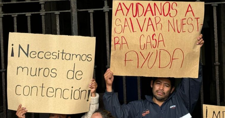 El Ayuntamiento de Jiutepec no genera las condiciones de un refugio temporal, para albergar a las 40 familias que se encuentran en peligro en la colina Jardín Juárez, así lo señalaron los vecinos. Habitantes afectados de la colonia de Jardín Juárez del municipio de Jiutepec, se manifiestan esta mañana en las puertas del Palacio de Gobierno en Cuernavaca, para exigir una solución de vivienda, tras el derrumbe del pasado 31 de agosto donde fallecieron tres niñas La señora Sofía Reyes Ayala, una de las vecinas afectadas indicó que, alrededor de 40 familias se encuentran en peligro de sufrir un derrumbe en sus patrimonios, por el desgajamiento total del cerro, a causa de las precipitaciones pluviales. Por lo que, solicitan apoyo del gobierno estatal, para gestionar la construcción de muros de contención y canaletas en dicho cerro, con la finalidad de mitigar el riesgo. Hasta el momento sólo han sido desalojados 8 familias, sin embargo, el refugio que proporcionó el Ayuntamiento de Jiutepec no cuenta con la capacidad adecuada para albergar a todas las familias que se encuentran en peligro.