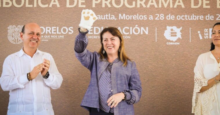 Gobernadora de Morelos entrega Becas de Licenciatura