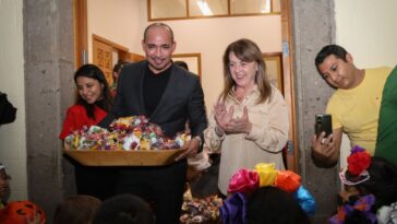 Margarita González da “Calaverita” a niños en Palacio de Gobierno