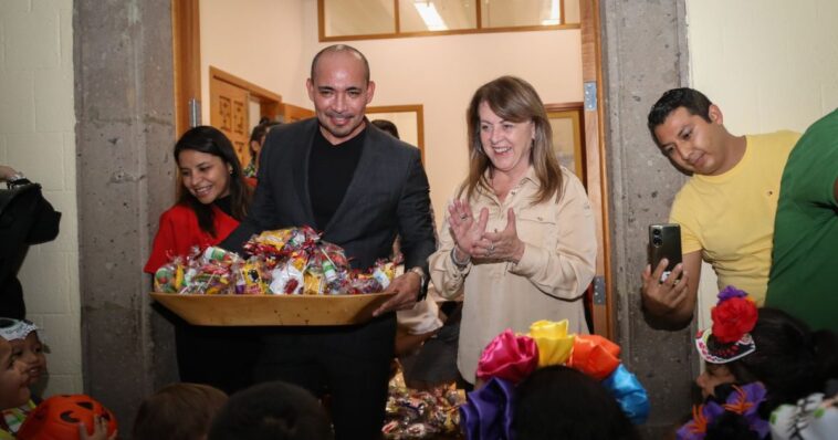 Margarita González da “Calaverita” a niños en Palacio de Gobierno