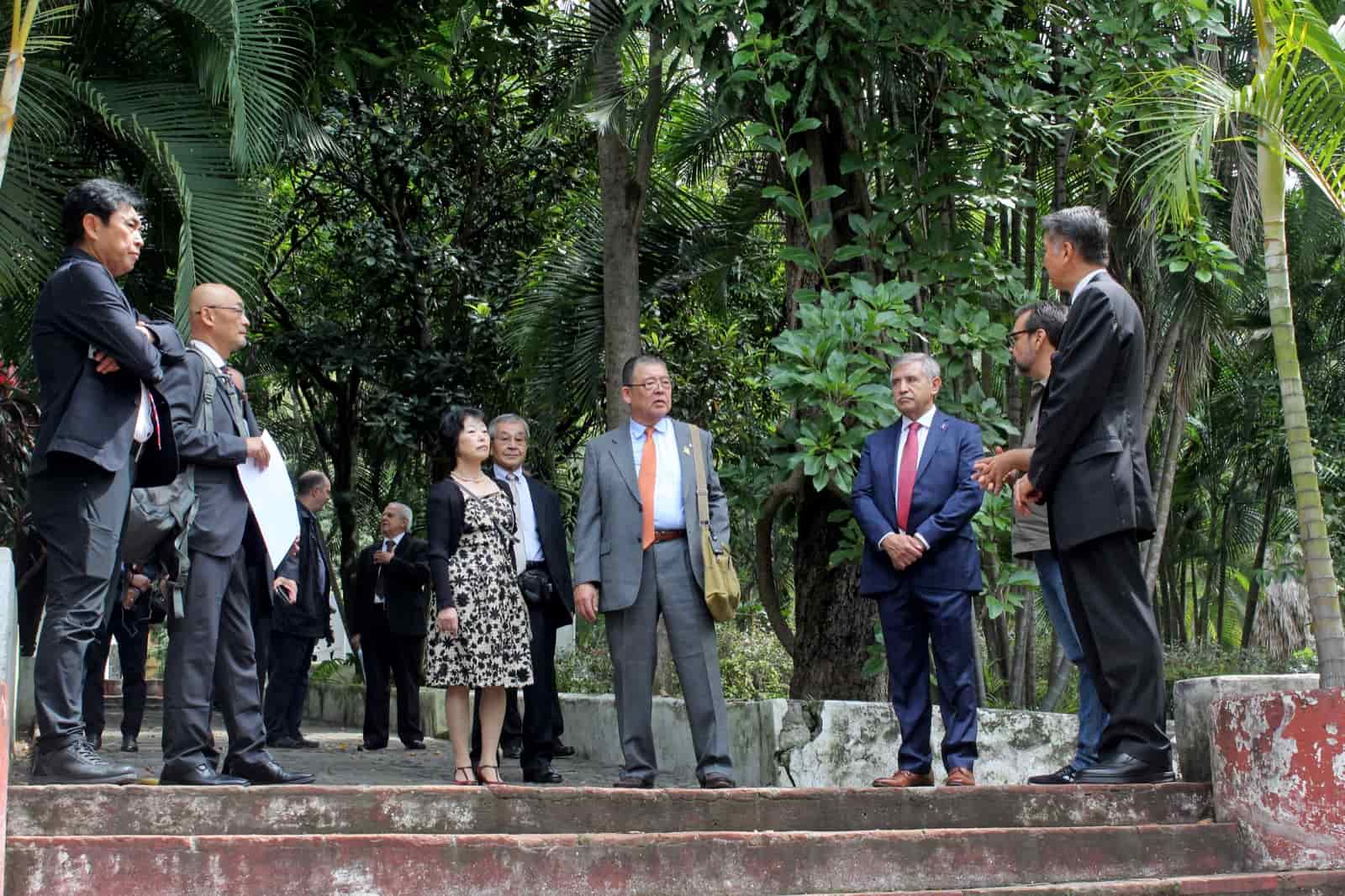 japoneses en jardín borda
