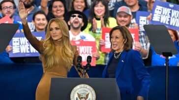 Jennifer Lopez y Kamala Harris