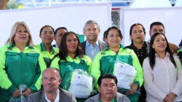 Alcalde de Cuernavaca beneficia a 275 trabajadores con uniformes nuevos