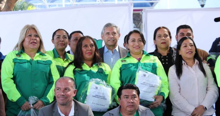 Alcalde de Cuernavaca beneficia a 275 trabajadores con uniformes nuevos