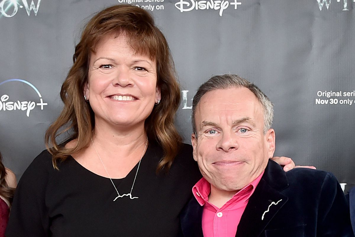 Warwick Davis y su esposa