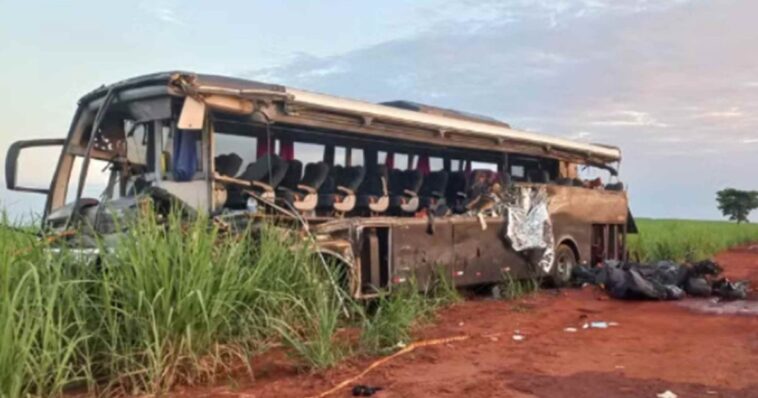 Choque de autobús deja a 12 estudiantes fallecidos en Brasil