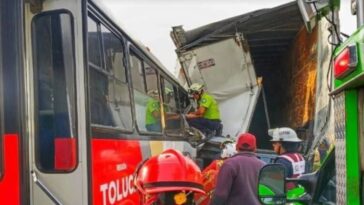 Un camión de pasajeros chocó contra tráiler en la carretera Toluca-Ixtlahuaca