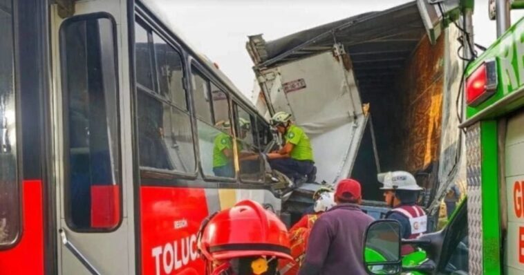 Un camión de pasajeros chocó contra tráiler en la carretera Toluca-Ixtlahuaca